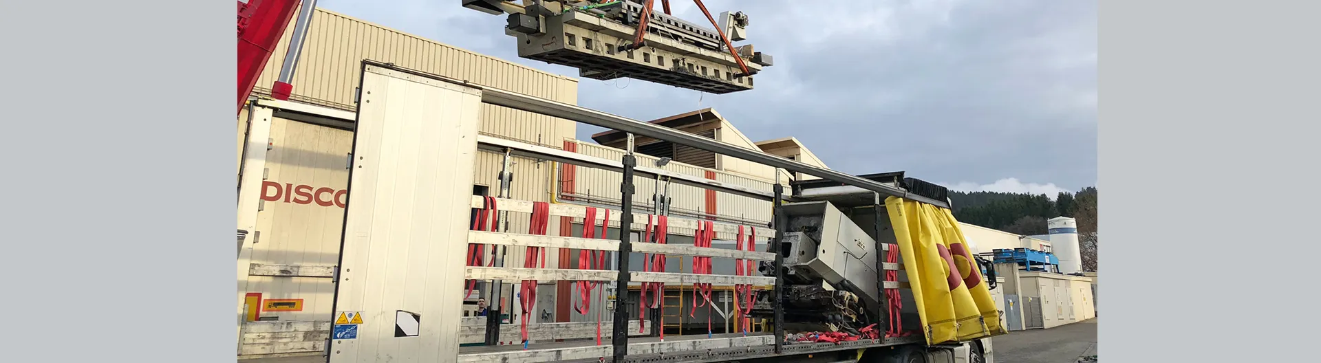 Maschinenteile werden ausgebaut und auf einen LKW verladen