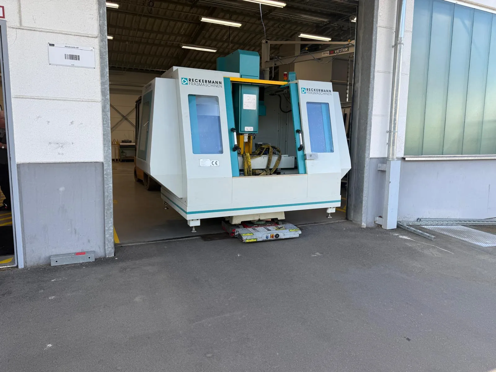 Fräsmaschine auf Schwerlastfahrwerken an einem Hallentor