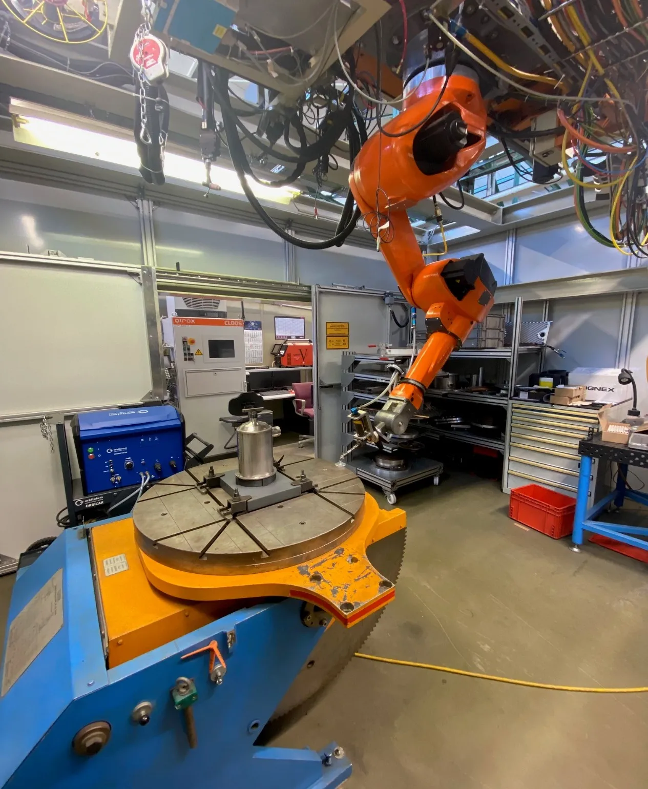 Schweißroboter mit Drehtisch in einer Fertigungszelle