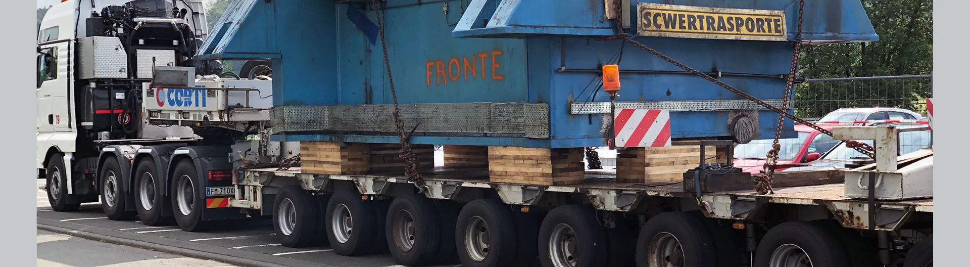 Schwertransport auf einem Mehrachser